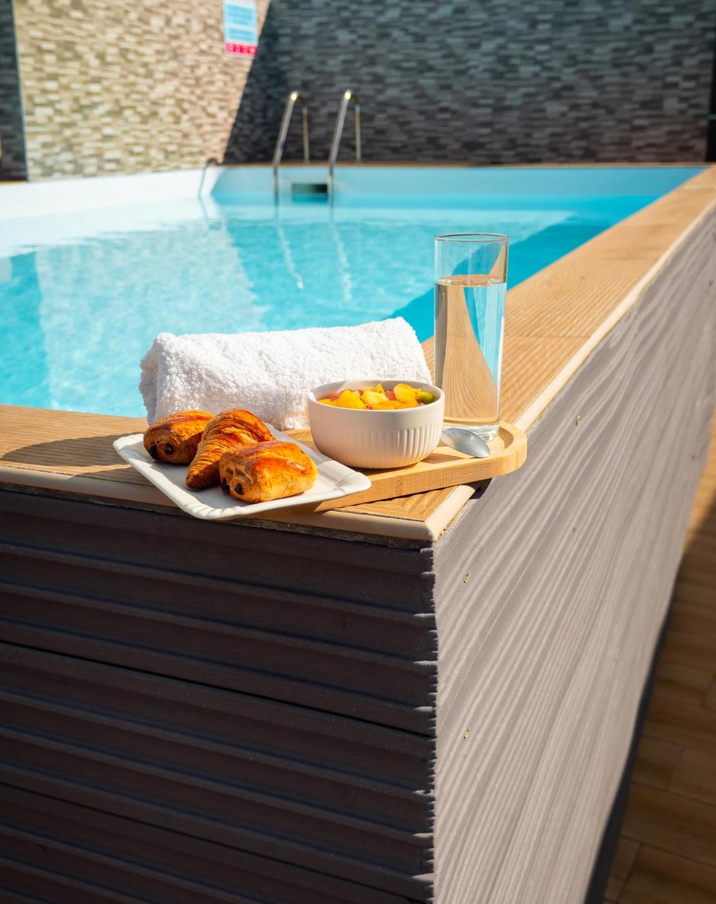 Studio Jacuzzis Et Piscine Au Centre Ville De Port-Louis Buitenkant foto